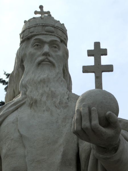 Szt. István alakja Esztergomban, a Széchenyi téri Szentháromság-szobron